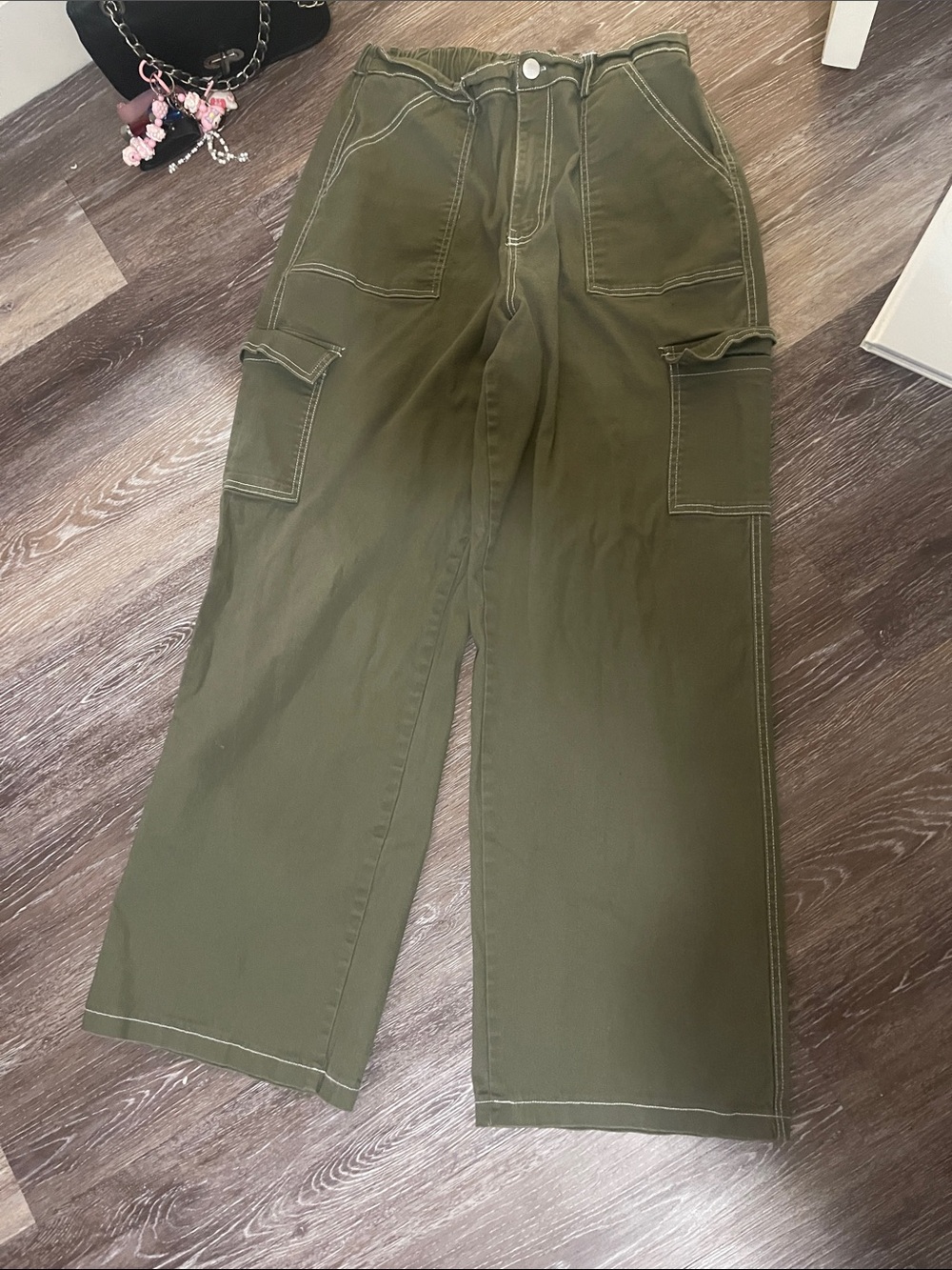 Relaxed Wide-Leg Cargo Pants in Olive Green
